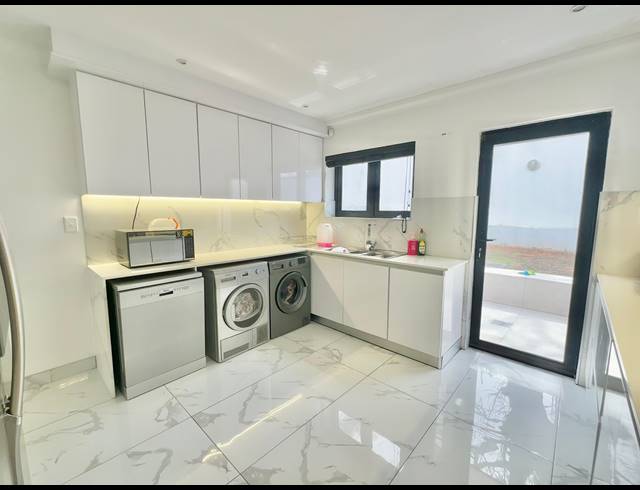 5 BEDROOM FREEHOLD FOR SALE IN UMHLANGA CENTRAL